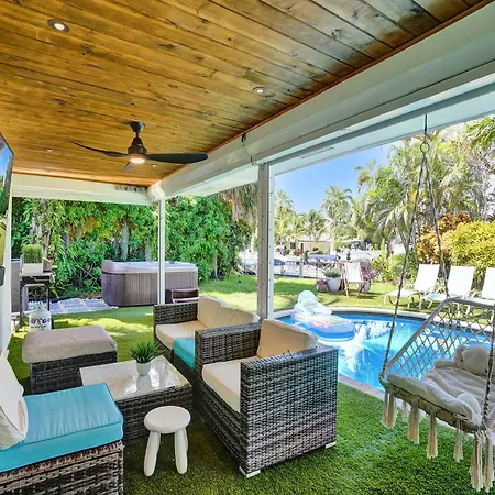 Amazing 5 Bed House W Pool, Jacuzzi And Your Own Boat